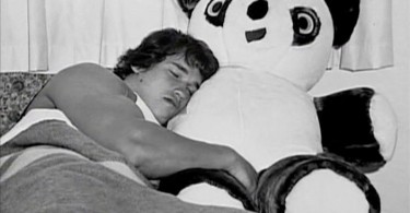 Arnold-Schwarzenegger-cuprins-cu-panda-anii-1960